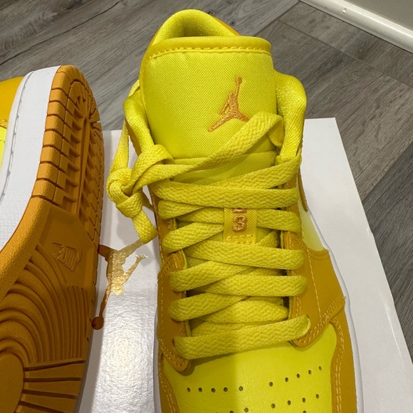 Women air jordan low Yellow Strike - Picture 3 of 7